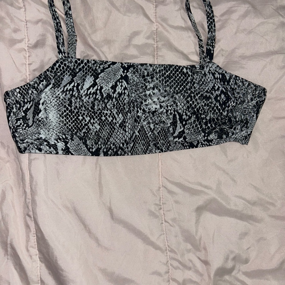 Reptile Habitat Decor with Black and Gray Pattern